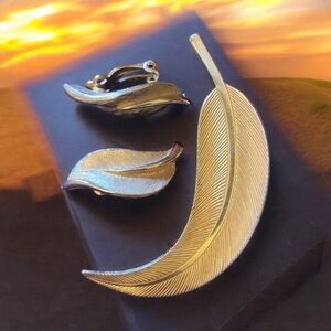 Gold tone leaf brooch and matching clip on earrings. Looks faded but it’s not